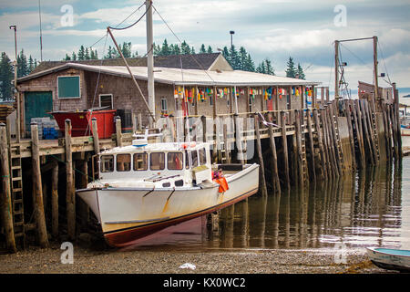 Hummer Fischtrawler trocken angedockt an einer Pier bei Ebbe in Owl's Head, Maine, USA. Stockfoto