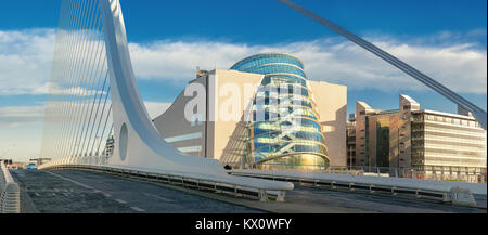 DUBLIN, Irland - Februar 4, 2017: Panoramabild von Convention Center Dublin (CCD) als durch Samuel Beckett Brücke gesehen. Stockfoto