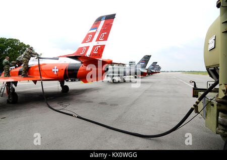 Serbische militärische Flugzeuge am Flugplatz Stockfoto