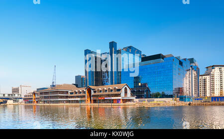 LONDON, ENGLAND - Mai 3, 2013: Harbour Exchange Square South Quay Teil des Canary Wharf Komplex, imcluding Equinix Gebäude. Millharbour, Insel o Stockfoto