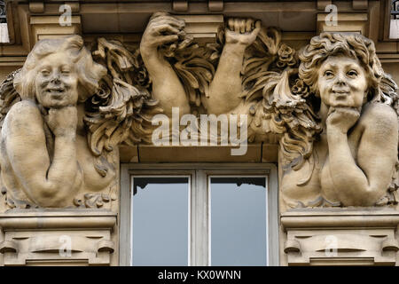 Frankreich, Paris, Appartement Gebäude, Skulptur über Fenster Stockfoto