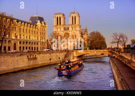 PARIS, Frankreich - 18 April 2017: Touristische Boot nähern Notre-Dame Kathedrale, eine der Hauptattraktionen von Paris, am frühen Abend. Dieses Bild, das ich Stockfoto