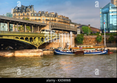 PARIS, FRANCE - April 31, 2013: Brücke Pont de - Bir Hakeim und einem historischen Boot auf Seine Fluss unter dramatischen Himmel Stockfoto