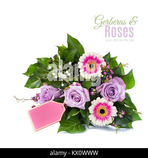 Bouquet von rosa und lila Blüten isoliert auf weißem Hintergrund, Platz für Ihren Gruß auf hölzernen Schild Stockfoto