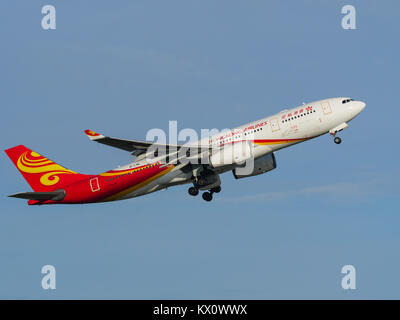 Flugzeuge der Hong Kong Airlines Airbus A330 (A330-200) fliegen nach dem Start in die Luft Stockfoto