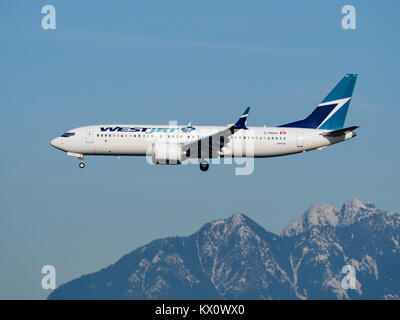 WestJet Airlines Flugzeug Flugzeug Flugzeug Jet Airliner jetliner Boeing 737-8 Max airborne Final Approach landing Stockfoto