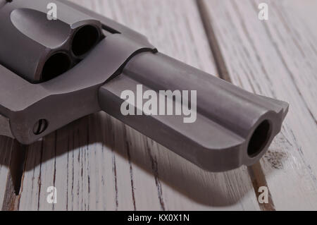 Eine Nahaufnahme eines Fasses und Zylinder einer Edelstahl Revolver auf einem weißen Tisch Stockfoto