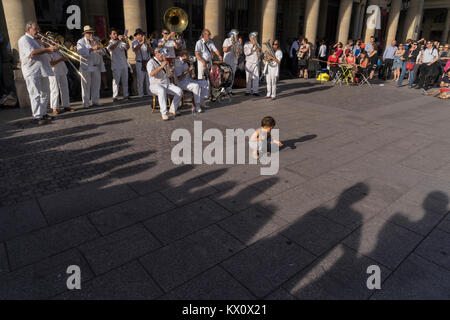 Frankreich, Paris (75), Brass Band spielen vor der Comédie-Française während der Fete de la Musique. Stockfoto