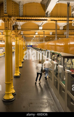 Fang Zug im U-Bahnhof unter dem Gare de Lyon, Paris, Frankreich Stockfoto