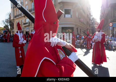 Während der Semana Santa Zeremonien, Büßer tragen Kreuze durch die Straßen von Murcia in Spanien Stockfoto