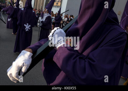 Während der Semana Santa Zeremonien, Büßer tragen Kreuze durch die Straßen von Murcia in Spanien Stockfoto