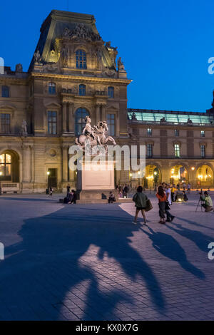 Frankreich, Paris (75), Louvre in der Dämmerung mit der Statue von Ludwig XIV. Stockfoto