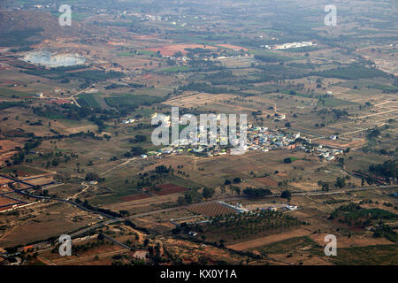 Blick von oben auf Grundstücken, Straßen und Township von Nandi Hills in der Nähe von Bangalore, Karnataka, Indien, Asien Stockfoto