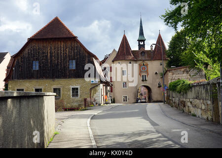 PORRENTRUY, SCHWEIZ - ca. Juli Straße 2015 und Französischen Tor Stockfoto