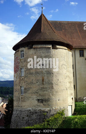 PORRENTRUY, SCHWEIZ - ca. Juli 2015 Turm der alten Burg Stockfoto