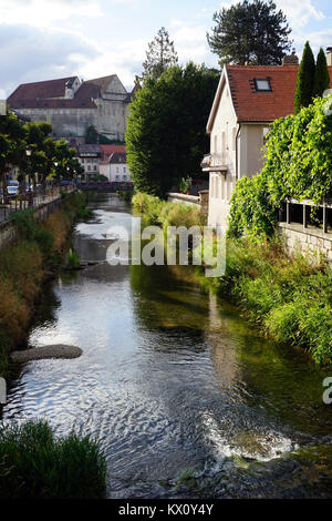 PORRENTRUY, SCHWEIZ - ca. Juli 2015 Schloss und den Fluss Stockfoto