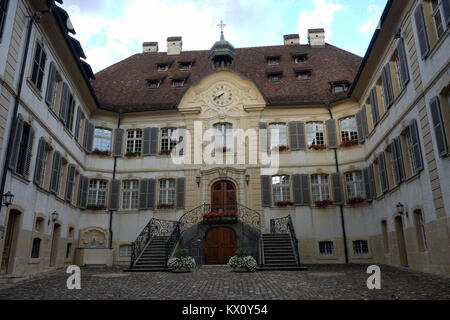 PORRENTRUY, SCHWEIZ - ca. Juli 2015 Innenhof von Schloss mit Museum Stockfoto