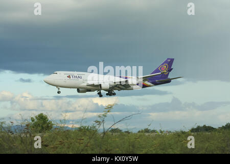 CHIANGMAI, THAILAND - 24. JULI 2009: HS-TGK Boeing 747-400 von Thaiairway. Landung Flughafen Chiangmai vom Bangkok Suvarnabhumi. Thailand. Stockfoto