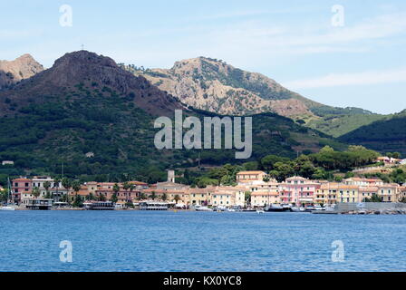 Blick auf Porto Azzurro vom Meer, Insel Elba, Italien Stockfoto