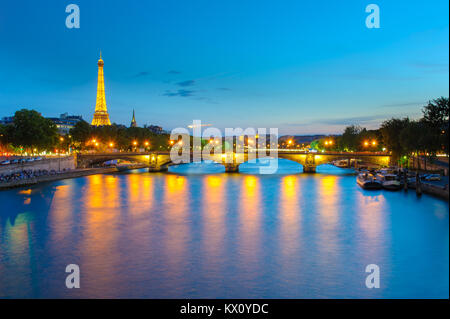 Nachtansicht des Eiffelturms und der Pont des Invalides in Paris Stockfoto