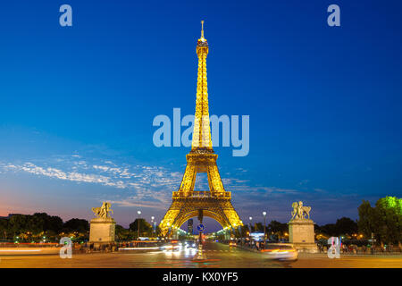 Nacht Blick auf Eiffelturm in Paris. Stockfoto