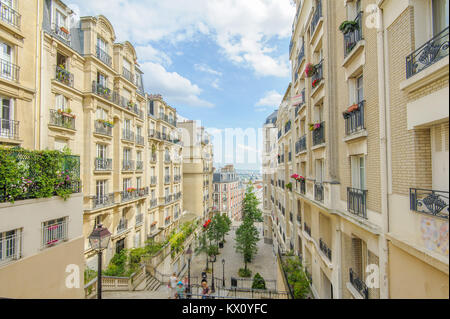 Blick auf die Straße von Montmartre in Paris. Stockfoto