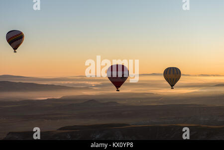 3 Heißluftballons im Morgengrauen über Kappadokien, Türkei. Stockfoto