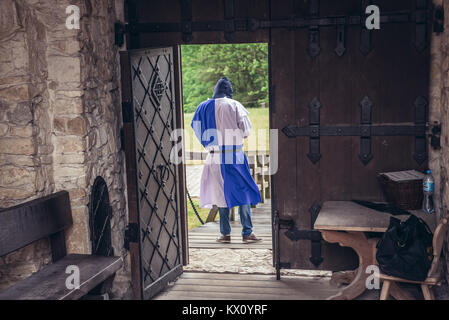 Eingang zur Burg aus dem 14. Jahrhundert in Lindenberg Dorf, Teil der Adler schloss System in der Woiwodschaft Schlesien im südlichen Polen Stockfoto