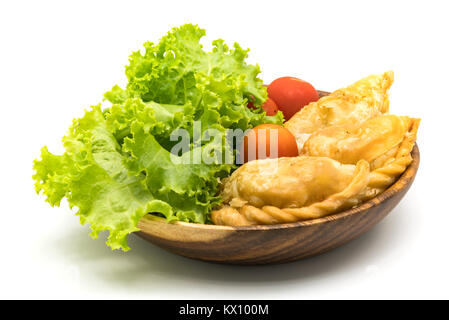 Curry Puffs, Salat und Tomaten in Houten auf weißem Hintergrund Stockfoto