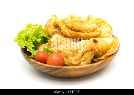 Curry Puffs, Tomaten und Salat in eine hölzerne Schüssel auf weißem Hintergrund Stockfoto