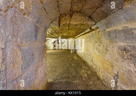 Überreste eines heidnischen Tempel der Sonne in der unteren Ebene des syrisch-orthodoxen christlichen Kloster Deyrulzafaran in Mardin, Türkei gewidmet. Stockfoto