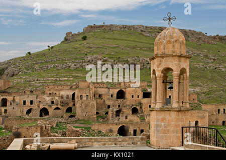 Blick über das verlassene Dorf Killit, in der Nähe der Stadt Savur und Mardin. Das Dorf war einst durch die syrisch-orthodoxen Christen bewohnt. Stockfoto