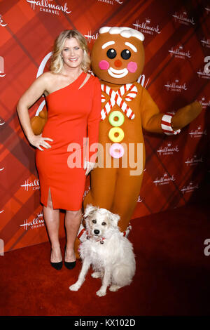 Markenzeichen "Weihnachten im screening Holly Lodge' bei 189 The Grove Drive-Anreise mit: Alison Sweeney, glücklich, Gingerbread Man Wo: Los Angeles, Kalifornien, Vereinigte Staaten, wenn: 05 Dez 2017 Credit: Nicky Nelson/WENN.com Stockfoto