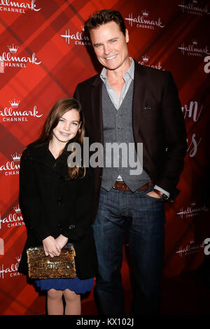 Markenzeichen "Weihnachten im screening Holly Lodge' bei 189 The Grove Drive-Anreise mit: Bella Neal, Dylan Neal, Wo: Los Angeles, Kalifornien, Vereinigte Staaten, wenn: 05 Dez 2017 Credit: Nicky Nelson/WENN.com Stockfoto