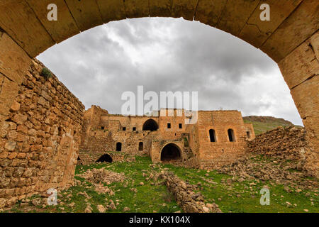 Blick über das verlassene Dorf Killit, in der Nähe der Stadt Savur und Mardin. Das Dorf war einst durch die syrisch-orthodoxen Christen bewohnt. Stockfoto