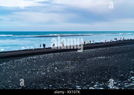 Schwarzer Strand Landschaft und Eisblöcke in Island Stockfoto