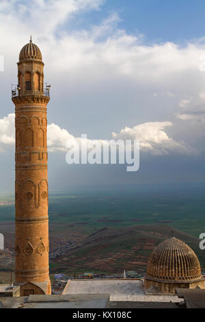 Minarett und Kuppel der Großen Moschee in Mardin, Türkei mit der mesopotamischen Tiefebene im Hintergrund. Die Moschee ist auch als Ulu Camii bekannt. Stockfoto