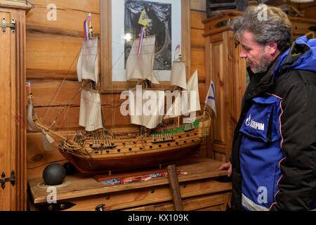 St. Petersburg, Russland - Oktober 27, 2016: Chief Konstruktor Oleg Korobkin am 3D-Modell der ersten russischen Schiff der Linie Poltawa in der Histor Stockfoto