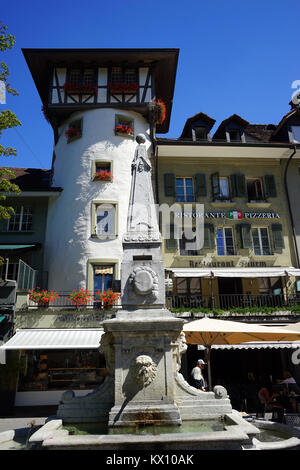 BERN, SCHWEIZ - ca. August Brunnen 2015 und Pizzeria Stockfoto