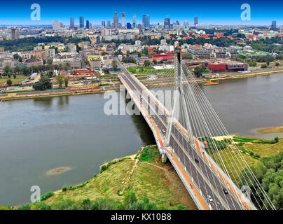 Polen, Masowien Provinz, Warschau - 2012/09/01: Panoramablick auf die Innenstadt mit der Swietokrzyski-brücke über Weichsel Stockfoto