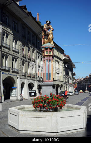 BERN, SCHWEIZ - ca. August 2015 Simsonbrunnen Brunnen mit Statue von Samson an der Kramgasse Straße Stockfoto