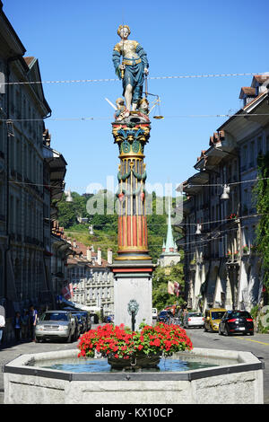 BERN, SCHWEIZ - ca. August 2015 Brunnen Gerechtigkeitsbrunnen auf dem Gerechtigkeitsgasse Stockfoto