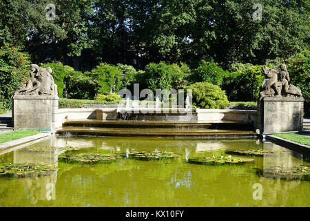 BERN, SCHWEIZ - ca. August 2015 Brunnen im Rosengarten Stockfoto