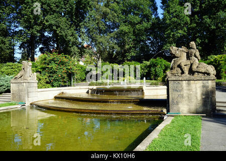 BERN, SCHWEIZ - ca. August 2015 Brunnen im Rosengarten Stockfoto