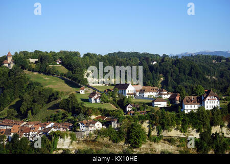 FRIBOUTG, SCHWEIZ - ca. August 2015 Altstadt und Tour de Bourguillon auf dem Felsen Stockfoto