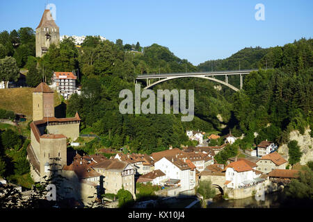 FRIBOUTG, SCHWEIZ - ca. August 2015 Festung in Olf Stadt und Pont du Gotteron Stockfoto