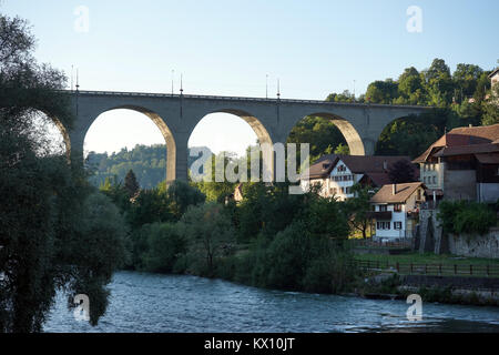 FRIBOUTG, SCHWEIZ - ca. August 2015 Zähringen Brücke über die Sarine Stockfoto