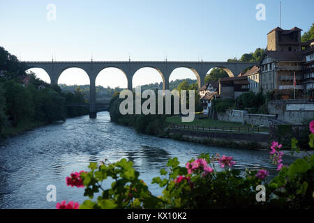 FRIBOUTG, SCHWEIZ - ca. August 2015 Zähringen Brücke über die Sarine Stockfoto