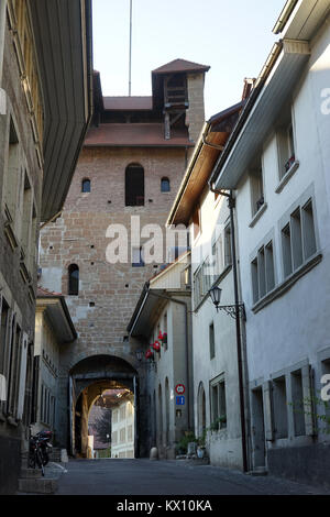 FRIBOUTG, SCHWEIZ - ca. August 2015 Tor der Festung und Straße in der Altstadt Stockfoto