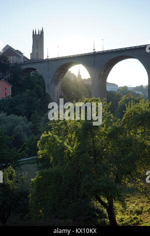 FRIBOUTG, SCHWEIZ - ca. August 2015 alte Bogen Brücke aus Stein Stockfoto